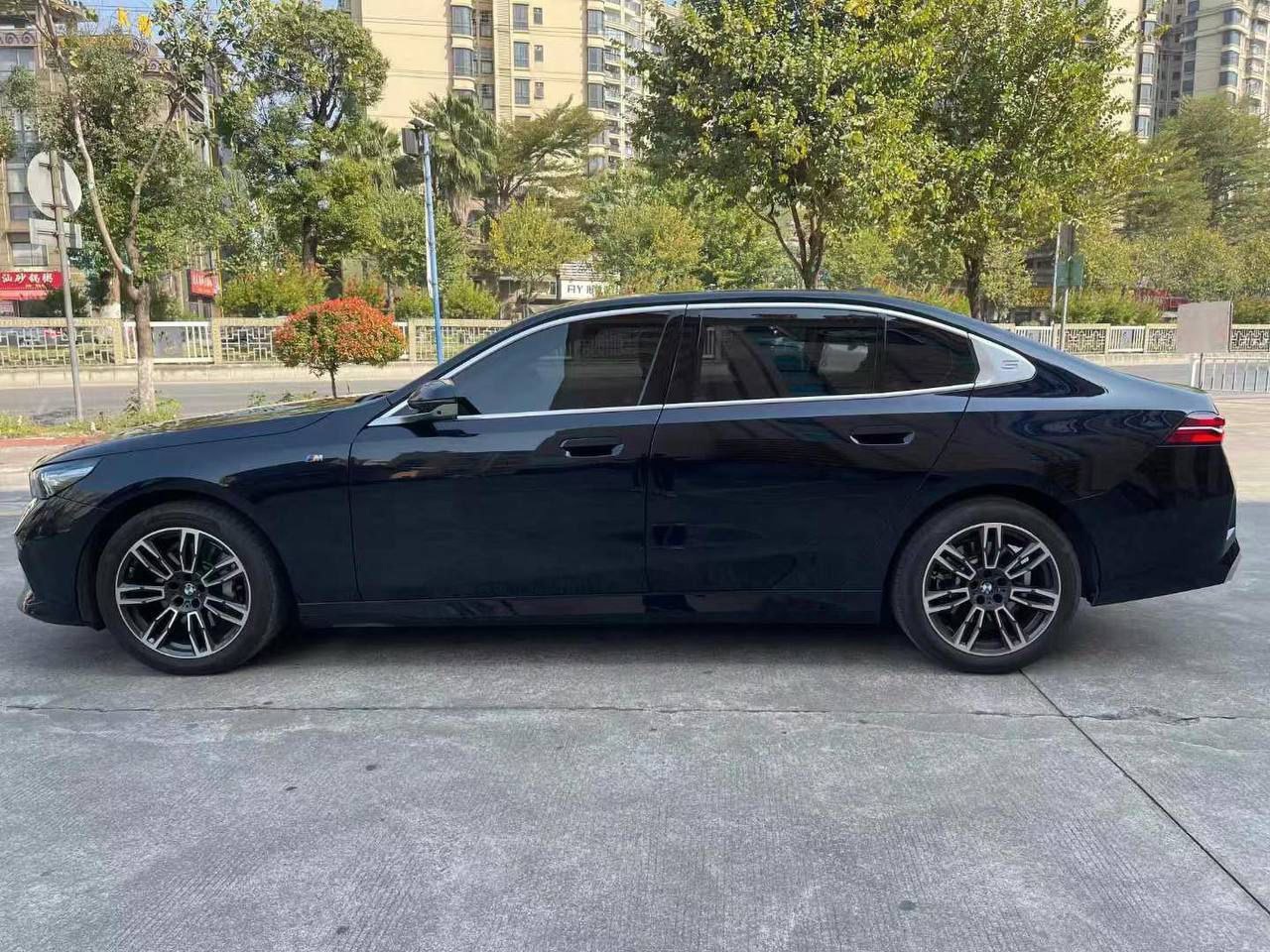 BMW 530Li Exclusive M Sport Package 2.0T 2024 — изображение 3