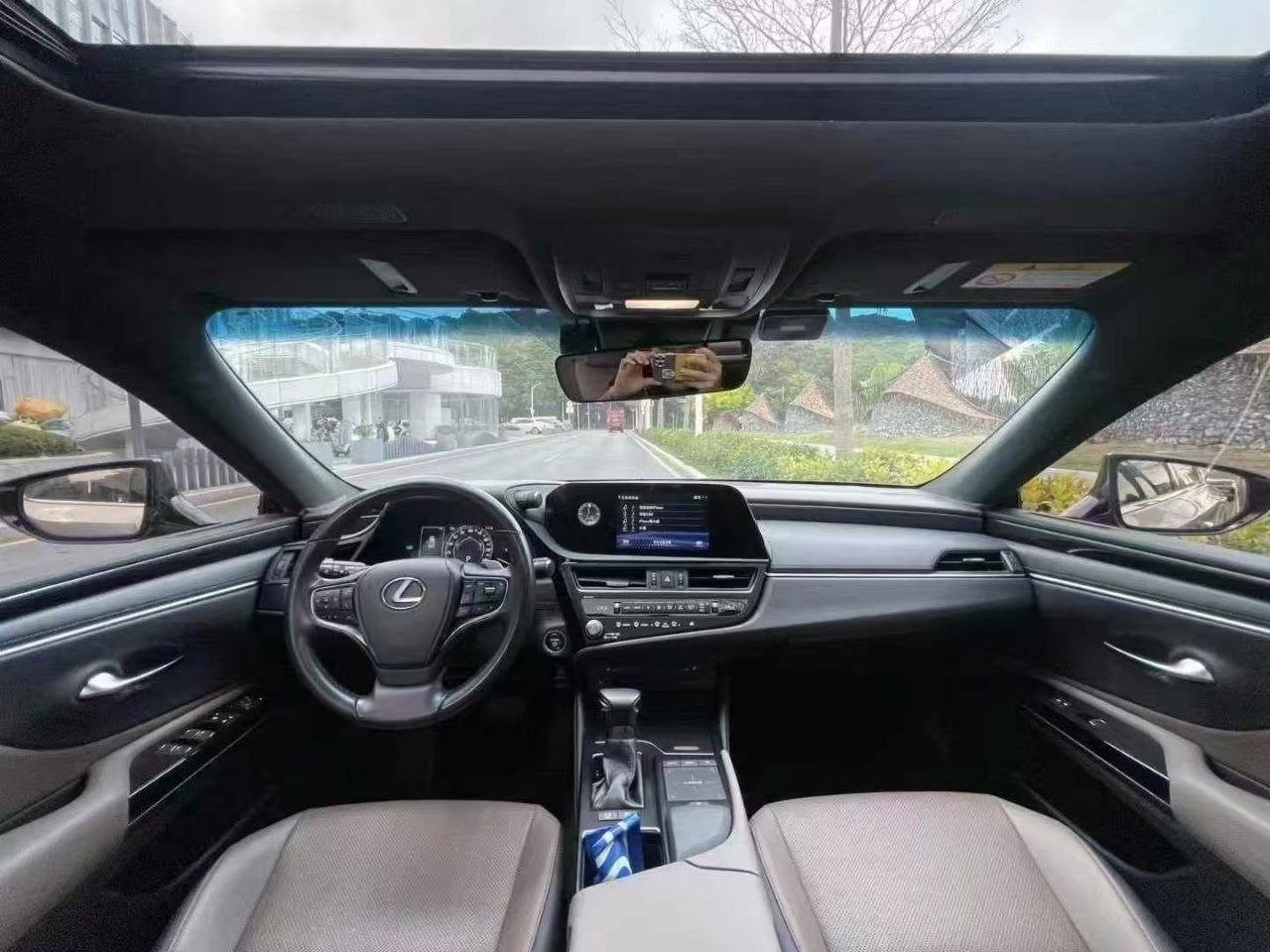 Lexus ES 300h 2.5L 2022 — изображение 3