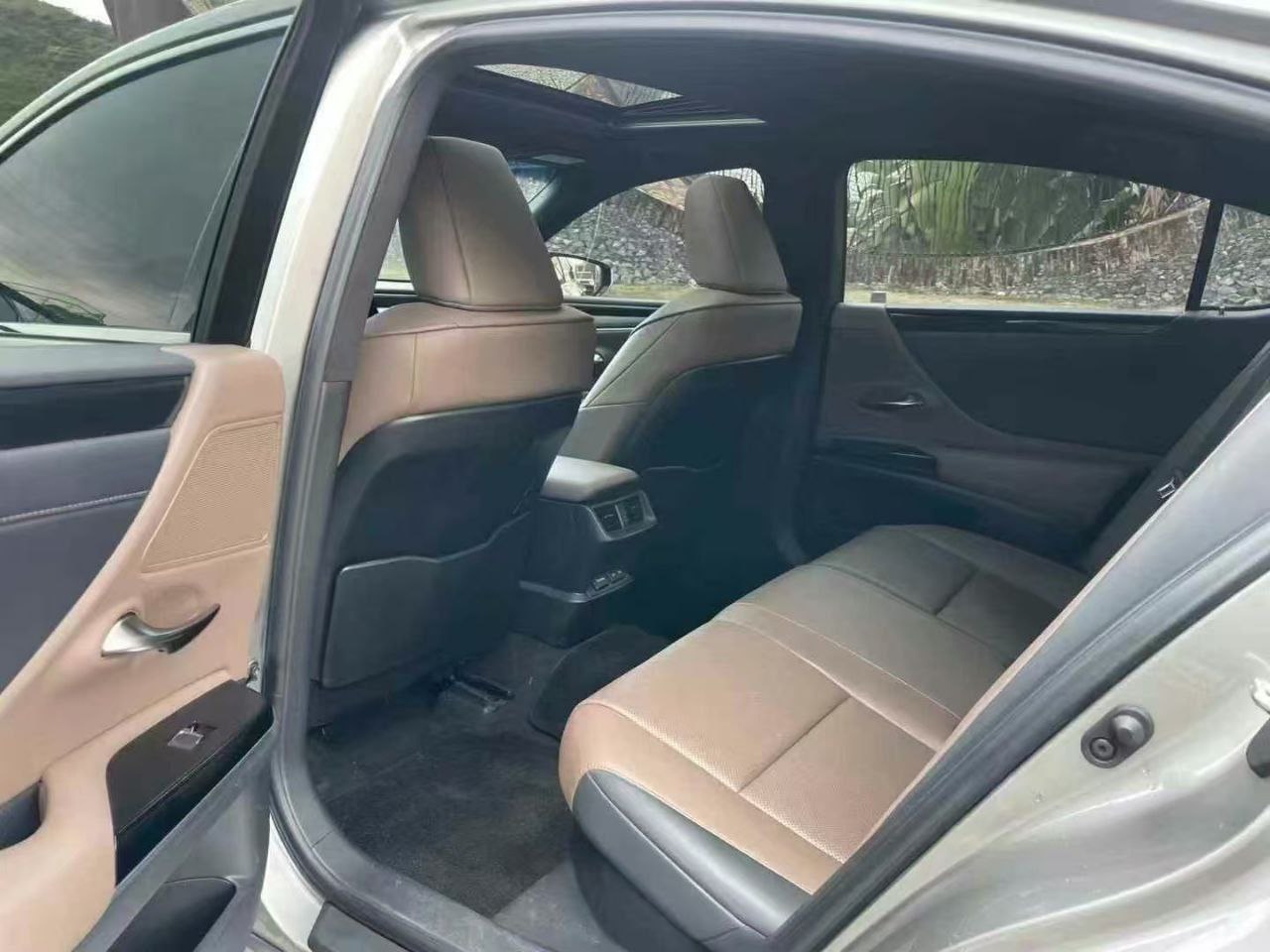 Lexus ES 300h 2.5L 2022 — изображение 5