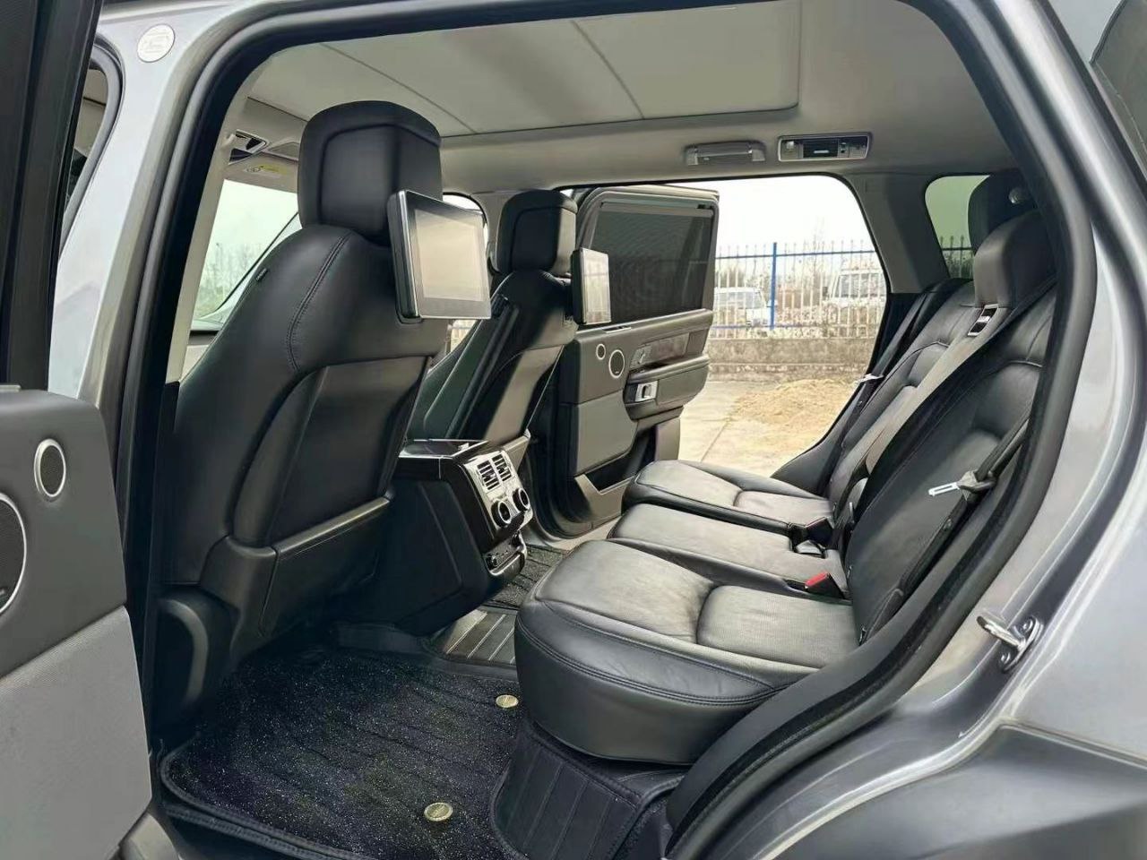 Range Rover Vogue Grand Edition 3.0T 2021 — изображение 9