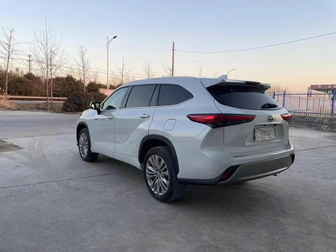 Toyota Highlander Hybrid 2.5L 4WD 2023 — изображение 3