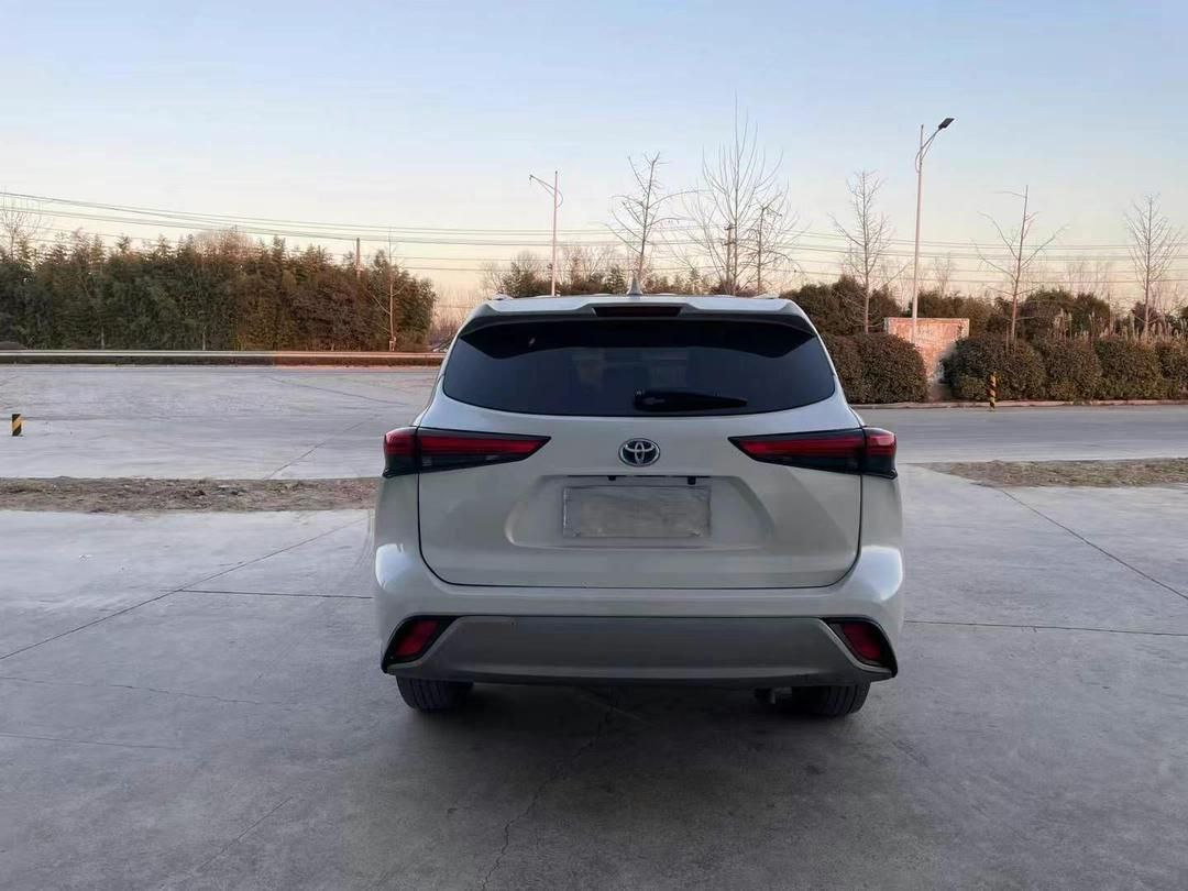 Toyota Highlander Hybrid 2.5L 4WD 2023 — изображение 4