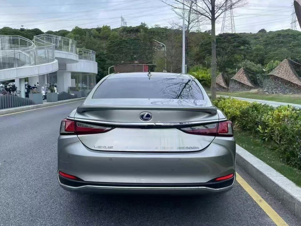 Lexus ES 300h 2.5L 2022 — изображение 2
