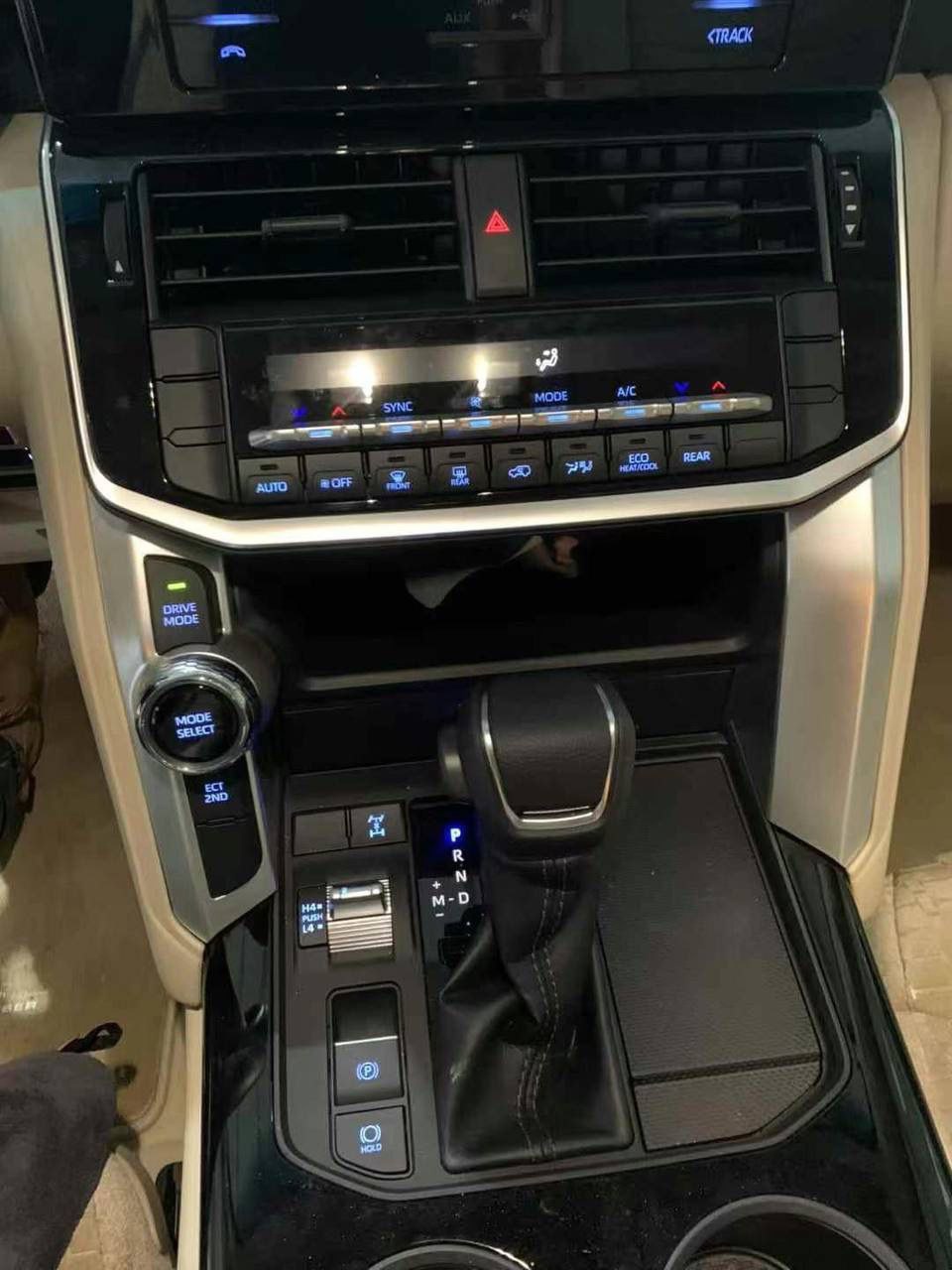 Toyota Land Cruiser 3.4 AT 70th Anniversary 3.4TT 4WD 2022 — изображение 8